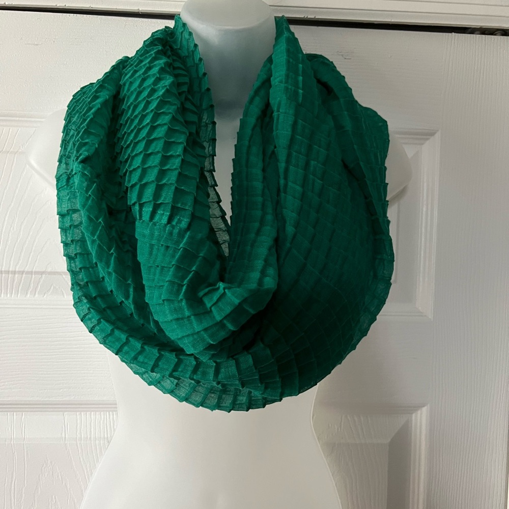 🌷Cejon Textured Infinity Scarf EUC